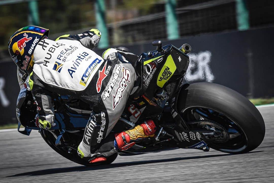 MotoGPさんのインスタグラム写真 - (MotoGPInstagram)「It was tight at the top in #MotoGP FP3 🔥🔥 with just a quarter of a second covering the top ten! 😱 #SwipeLeft ⬅️ to see the 5 fastest riders in action! #CzechGP 🇨🇿 #Motorcycle #Racing #Motorsport」8月8日 18時41分 - motogp