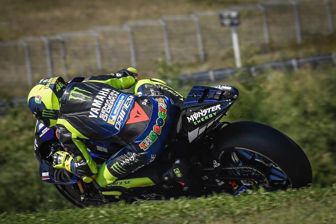 MotoGPさんのインスタグラム写真 - (MotoGPInstagram)「It was tight at the top in #MotoGP FP3 🔥🔥 with just a quarter of a second covering the top ten! 😱 #SwipeLeft ⬅️ to see the 5 fastest riders in action! #CzechGP 🇨🇿 #Motorcycle #Racing #Motorsport」8月8日 18時41分 - motogp