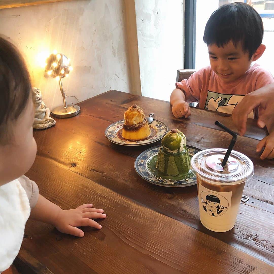 のインスタグラム：「🍮🍒﻿ ﻿ 前に住んでたおうちの近くへ☺︎﻿ お洒落なカフェができてた☕︎ ﻿ ﻿ 毎日のように行ってた八百屋さんにも行けて久しぶりにおじちゃんとおばちゃんに会えて感動（ ; ; ）﻿ ぶどう一房200円！白ネギ3本で100円！本当に安すぎる🥺﻿ ﻿  ﻿ #福岡カフェ﻿ #プリン﻿ #福岡ママ﻿ #2歳差兄弟﻿ #2歳差育児 ﻿」