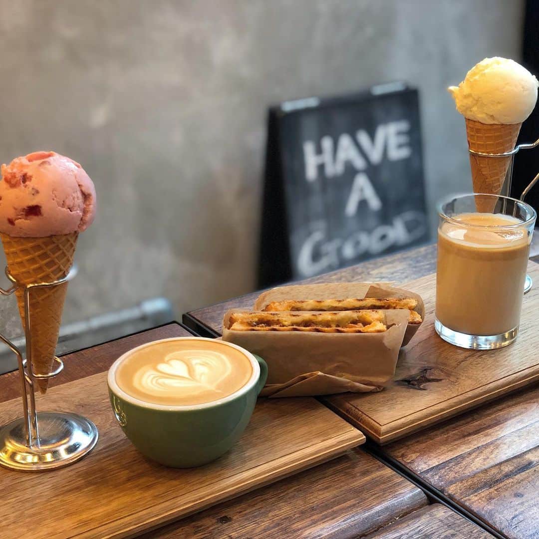 岡田美里さんのインスタグラム写真 - (岡田美里Instagram)「ミス東大の秘密⑦ 〜カフェラテの沼〜  タイトル通り、私はカフェラテが大好きです、好きすぎてカフェラテの沼に浸かりたいです。 カフェオレじゃなくてカフェラテが好きなんです😉 私は牛乳好きなので、牛乳多めのラテがタイプです。 よく友達とカフェを巡って、ラテの飲み比べをしています。 1日に5杯のラテを飲んだときがあって、そのときは少しお腹の調子が悪くなっちゃいました(写真5枚目)  またラテの美味しいおすすめのカフェを紹介します☕️  #ミス東大  #カフェラテ #カフェ巡り #東京カフェ」8月8日 18時53分 - okada__misato
