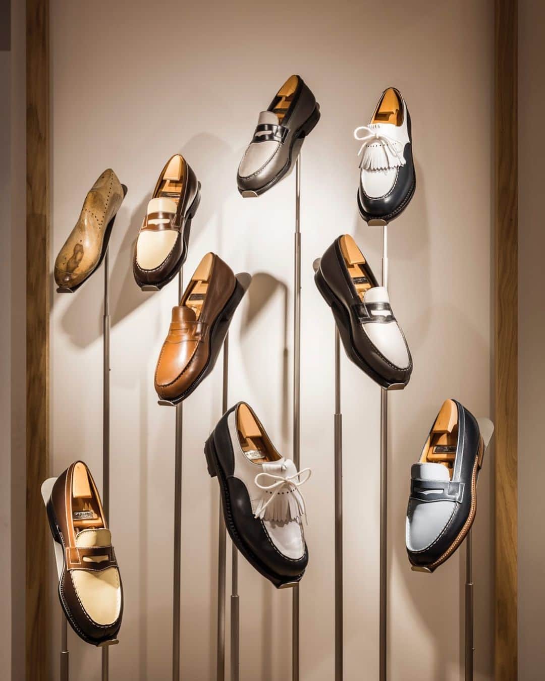 のインスタグラム：「Des mocassins comme des oeuvres. Le nouveau concept de boutique J.M.Weston aux allures d'atelier d'artiste est arrivé à Deauville avenue Lucien Barrière. __ Levitating. The J.M.Weston Deauville team will be welcoming you all summer at our avenue Lucien Barrière boutique.  #JMWeston #Deauville #Shoes #Shop」