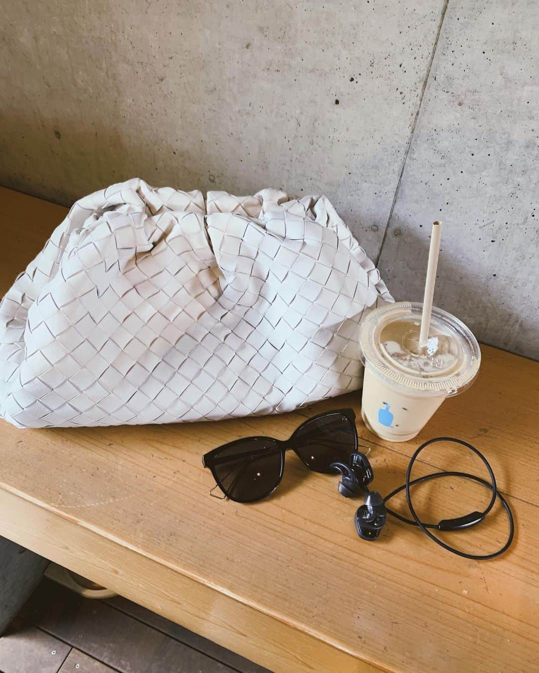 のインスタグラム：「coffee time☕️ 今日もあつい🥵☀️  #bluebottlecoffee」