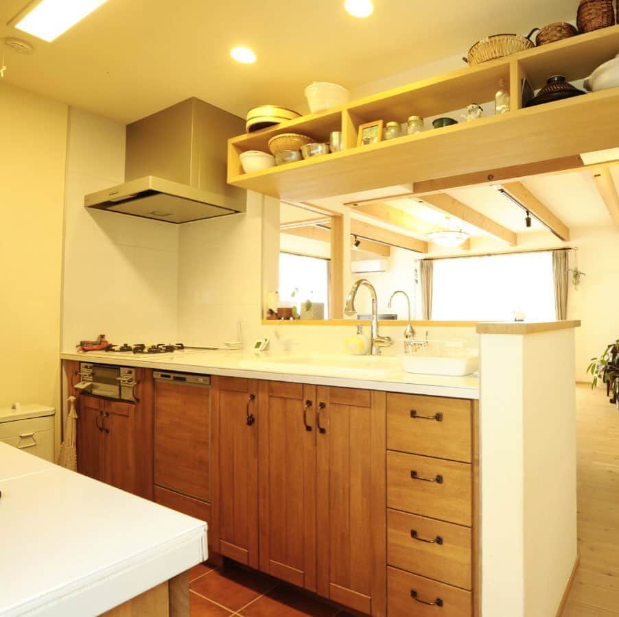 satsumahomeのインスタグラム：「・ 部屋の雰囲気と合わせたオリジナルのキッチン。カウンターや床は、お手入れが楽な大きめのタイルに。反対側には、炊飯器やトースターまで丸ごと収納できるカウンターを造作。 ------------------------------------------- 🏡LINE友達追加 毎週イベント情報や豆知識を配信♪ こちら👉@sh.lineinfo ------------------------------------------- 🏠さつまホームメインページ オシャレな施工例を配信中！ こちら👉@satsumahome ------------------------------------------- 🏠さつまホーム資料請求専用ページ 資料請求ご希望の方は こちら👉@sh.request ------------------------------------------- 🏠さつまホームイベント専用ページ イベント情報・予約をご希望の方は こちら👉@sh.eventinfo -------------------------------------------  #さつまホーム #無添加住宅 #漆喰 #無垢床 #箕面 #北摂 #goooodhome #くらし #instahouse #instahome #キッチン #ダイニング #キッチン収納 #キッチンカウンター #造作キッチン #キッチンインテリア #キッチン周り #キッチン用品 #対面キッチン #キッチングラム #ナチュラルキッチン #ナチュラルな家 #ナチュラルインテリア #ナチュラルな暮らし #自然素材の家 #自然素材の家づくり #造作 #造作棚 #ldk #食器」