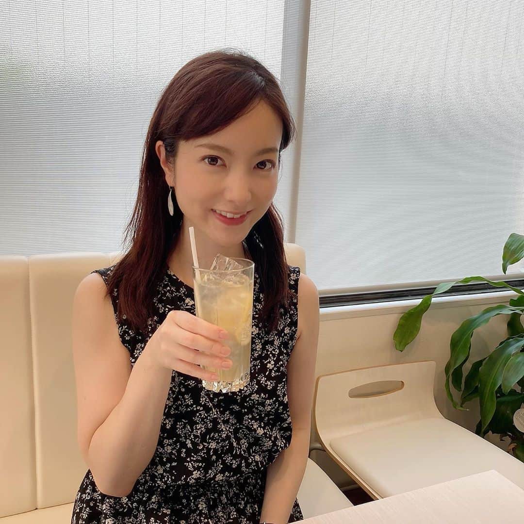 天明麻衣子のインスタグラム：「今日はちょうど父の喫茶店・はちはちが2周年でした！  開店当初はどうなることやら…と思っていましたが、皆様のおかげで2周年を迎えることができ、感謝の気持ちでいっぱいです。従業員の方に、ロゴをモチーフにした可愛いクッキーも作ってもらいました😊  今年の夏のオススメはレモンスカッシュ✨スパイスがたくさん入ってて、暑い時に飲むと元気が出そう！  #2周年 #いつもありがとうございます #喫茶店 #はちはち #神楽坂 #飯田橋 #カフェ #レモンスカッシュ #レモン #スパイス」