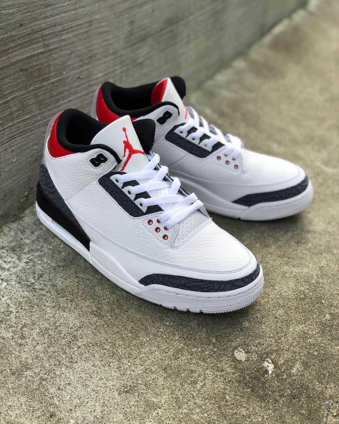 beams_harajuku_officialさんのインスタグラム写真 - (beams_harajuku_officialInstagram)「＜NIKE＞ "Air Jordan 3 Retro SE-T" 8/10 release  日の丸をイメージしたカラーリングのアッパー。 エレファント柄を落とし込んだデニム生地。 ヒールには「NIKE AIR」ロゴとクリア素材のジャンプマンロゴが組み合わさり カタカナロゴも配された日本限定の特別仕様です。 関東では原宿店のみのお取り扱いです。  #nike #airjordan  #harajuku_beams  #beams #newarrival#japan#tokyo#harajuku#fashion#mensfashion#日本#東京#原宿#ファッション#メンズファッション#ビームス」8月8日 18時51分 - beams_harajuku