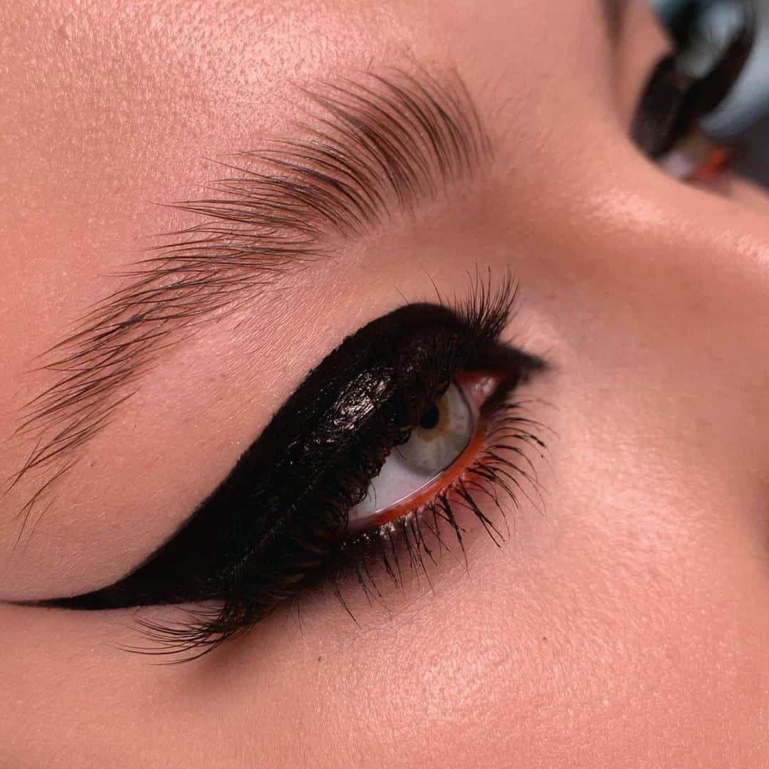 MAKE UP FOR EVER OFFICIALさんのインスタグラム写真 - (MAKE UP FOR EVER OFFICIALInstagram)「I knew she was a feline. Pro tip to get a cat eye look: after drawing the line, use some #UltraHDConcealer to clean the wing and make it look sharper.⁣ ⁣ -⁣ ⁣ Makeup Artist: @xeniya_nikitina⁣ ⁣ -⁣ ⁣ #ArtistColorPencil in 702 Any Tangerine⁣ #AquaXLInkLiner in M-10 Black Matte⁣ #makeupforever」8月8日 19時02分 - makeupforever
