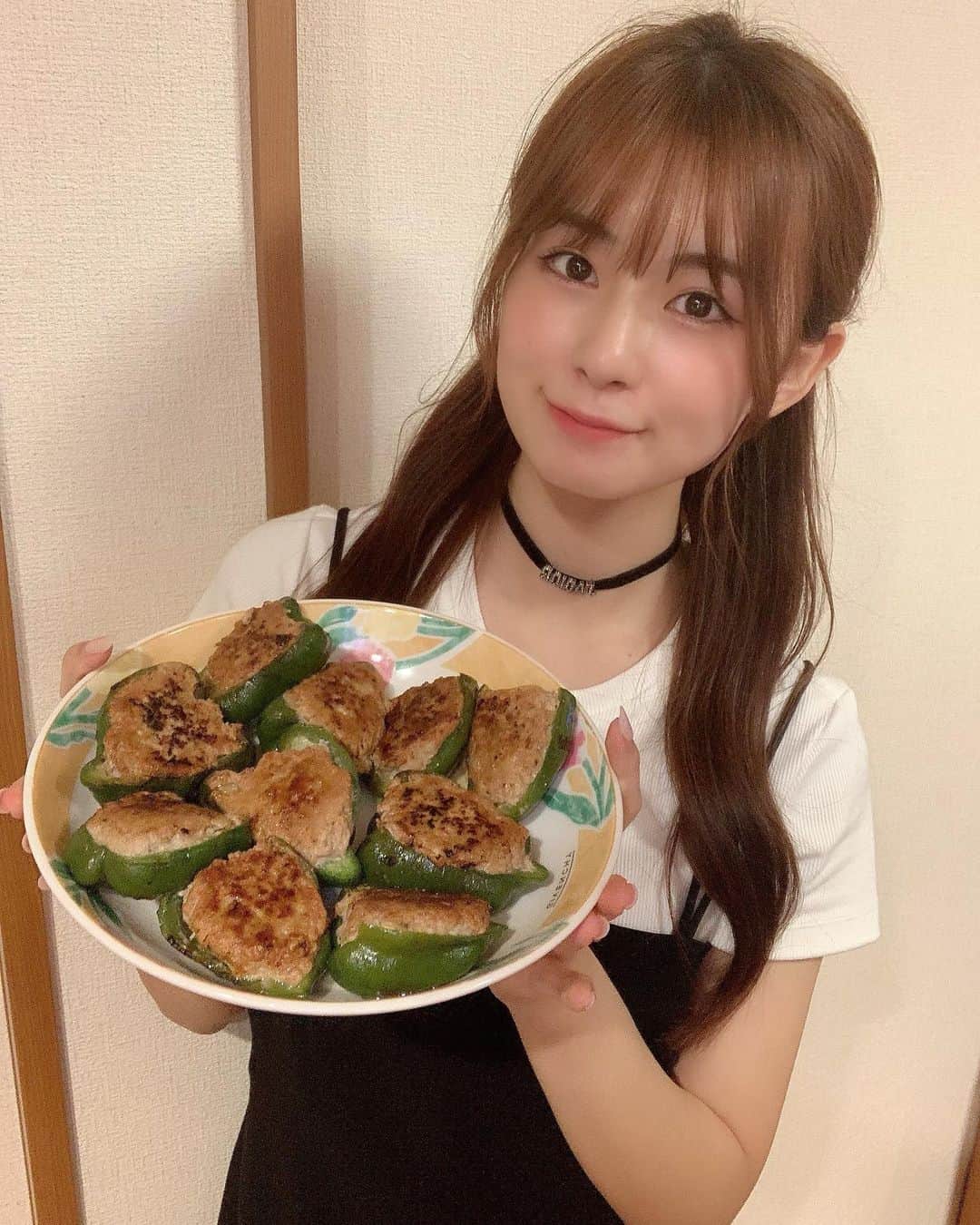 宮本りおさんのインスタグラム写真 - (宮本りおInstagram)「ピーマンの肉ずめすき🍽 レシピや作り方が分からない時は#クックパッド に頼りがち🥣  挽肉と豆腐を2:1で作ったから食べやすくて何個でも食べれちゃう🥺🥺🥺  自粛期間から少しずつ料理するようになって今では料理するのが楽しい☺️🙌  #料理 #クッキング #cooking」8月8日 19時02分 - rio_miyamoto83