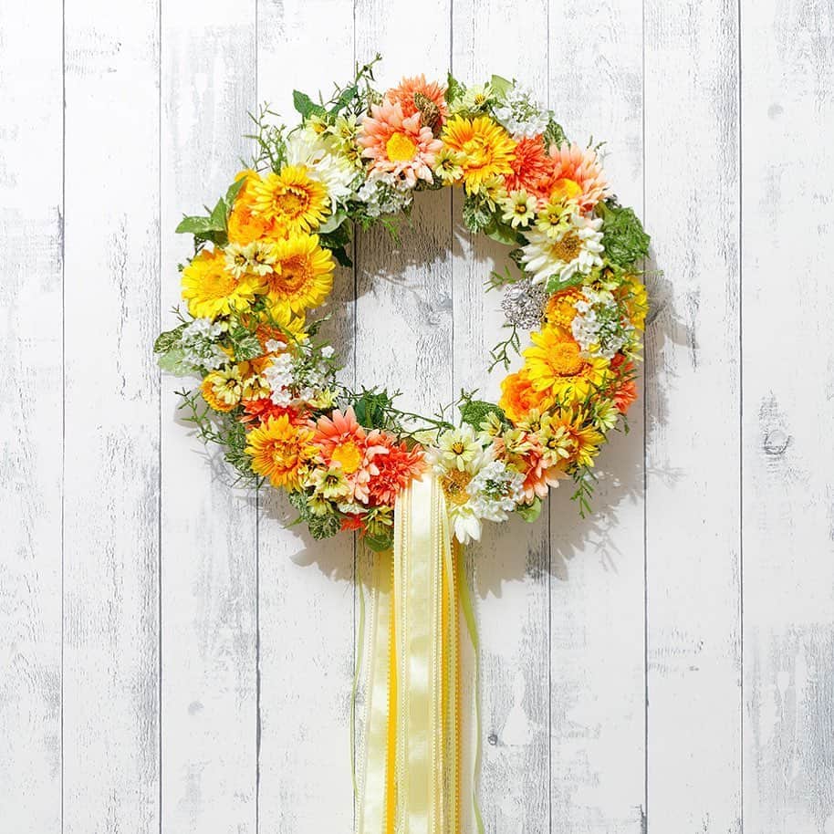 横浜ディスプレイミュージアムのインスタグラム：「今日8月8日はドアリースの日🌼  リースのように途切れない形をしている数字「8」を2つ重ねるこの日は、一年でいちばん環（わ）が多いことからドアリースの日と決められました。  この連休はおうちで過ごす方も多いと思いますが、玄関にリースを飾って自分らしくおうち時間を楽しむのも素敵ですね💕  横浜ディスプレイミュージアムは、 8月9〜10日、13〜16日は夏休みをいただきます。 連休間の8月11日(火)、12日(水)は営業いたします！ ハンドメイドに挑戦してみたい方、インテリア雑貨をお探しの方、ぜひお越し下さい♬ 感染予防対策を徹底し、皆様のご来店を心よりお待ちしております。  @doorwreathproject   #ドアリースの環 #ドアリースのある暮らし #ドアリースプロジェクト #ドアリースの日 #おうち時間を楽しむ  . #横浜ディスプレイミュージアム #株式会社ポピー #横浜 #ディスプレイ#アーティフィシャルフラワー #フラワーアレンジメント #フラワーデザイン #インテリア雑貨 #インテリア#インテリアコーディネート#スタイリスト#装飾#ナチュラルリース #ドアリース #デコレーション  #花のある暮らし #花好きな人と繋がりたい #display #yokohama #flowerarrangement #interiordesign #artficialflower #flowerstagram」