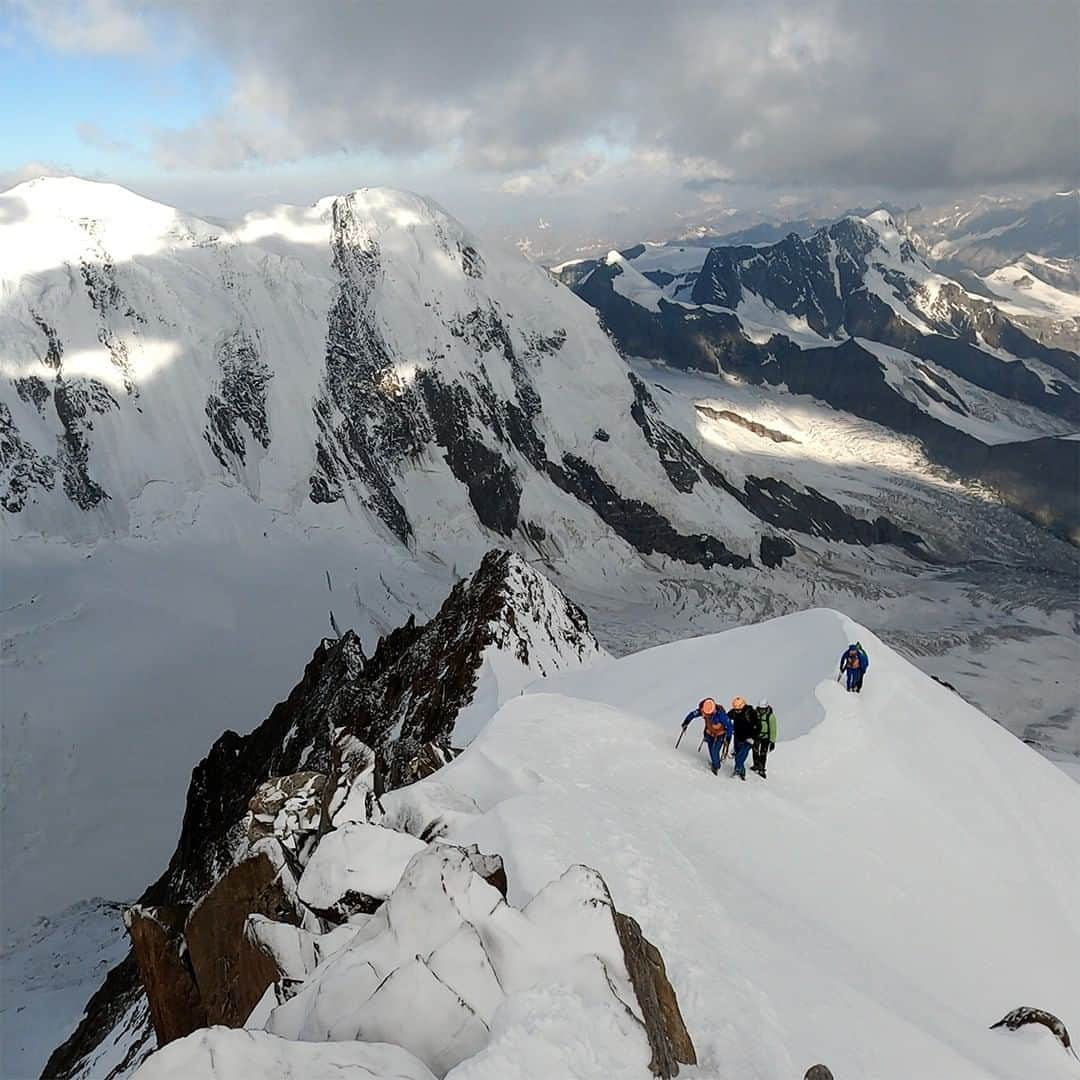 Mammutさんのインスタグラム写真 - (MammutInstagram)「Happy weekend! Hopefully you get some views like that! Image taken on the way to highest mountain in Switzerland, the Dufourspitze 4634 m.  #Mammut_Swiss1862 #mammutalpineschool」8月8日 19時00分 - mammut_swiss1862