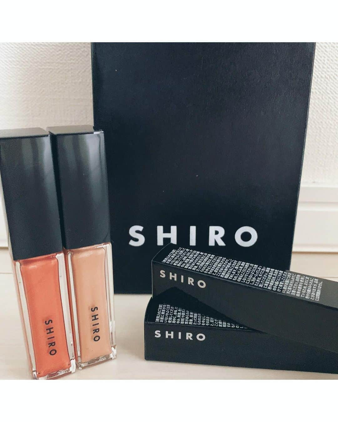 相楽伊織さんのインスタグラム写真 - (相楽伊織Instagram)「🌹✨ #shiro #shirocosmetics  カレンデュラアイシャドウリキッド01/03 リキッドだから落ちないし 二重幅にたまっちゃうことも無いからすごい使い勝手がいい． 色によってラメの色も違うから 重ねるとさらにキラキラして可愛い💕 ． ． #ブルベ冬 #アイシャドウ #デパコス」8月8日 19時00分 - _iorisagara264_