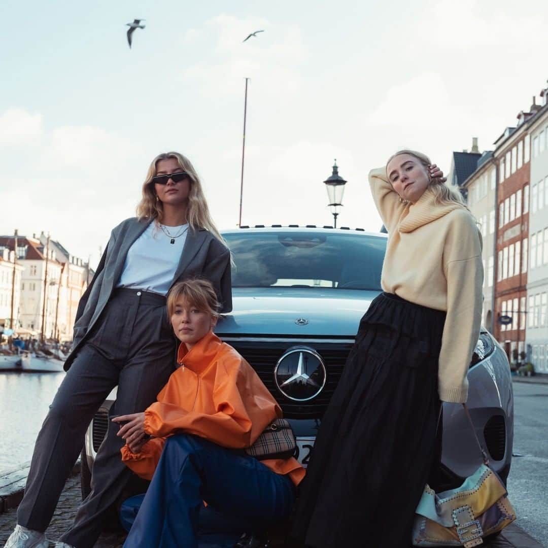 メルセデス・ベンツさんのインスタグラム写真 - (メルセデス・ベンツInstagram)「[Stromverbrauch kombiniert: 21,3–20,2 kWh/100 km  CO₂-Emissionen kombiniert: 0 g/km  mb4.me/DAT-Leitfaden-electric  Mercedes-Benz EQC 400 4MATIC]   Copenhagen is the city shaping sustainable fashion. Here’s a snapshot from last season, with local girls @chloemonchamp , @ellakarberg  and @fannyekstrand next to their EQC. Stay tuned for more from @cphfw  next week on @mercedesbenzfashion   📸  by @lubakilubaki #MercedesBenz #Fashion」8月8日 19時00分 - mercedesbenz