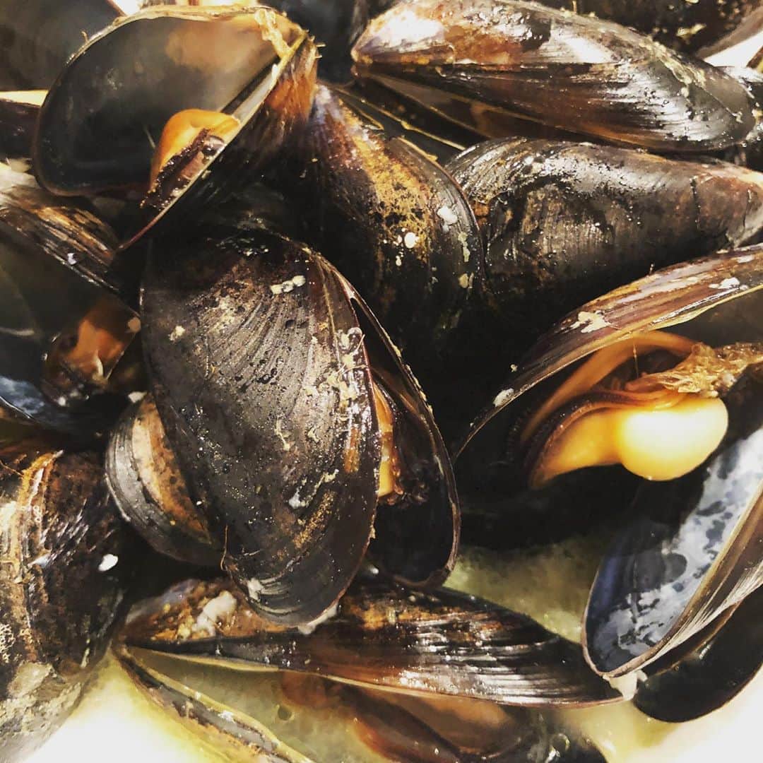 内田恭子さんのインスタグラム写真 - (内田恭子Instagram)「暑い暑い。今日は完全にダラけモード。でもお魚屋さんで大好きなムール貝を見つけてテンション上がる！たっくさん買ってワイン蒸し。好きなだけ食べるんだから。  Love mussels!!  #うちごはん　#ムール貝　#mussels #ワイン蒸し　#内田恭子 #kyokouchida」8月8日 19時01分 - kyoko.uchida.official