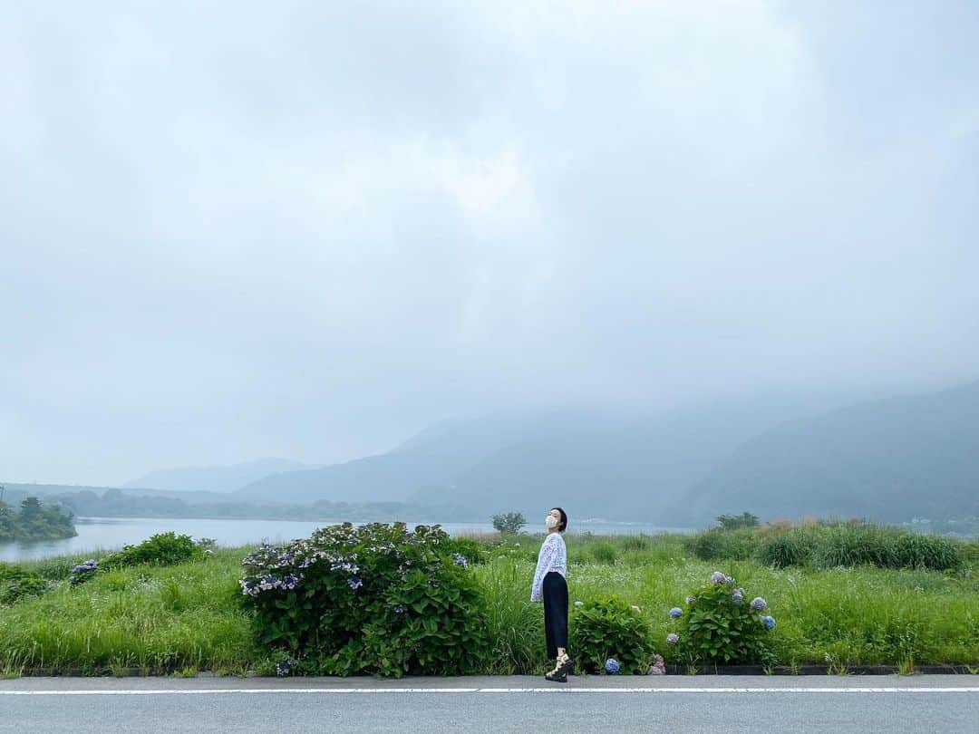 のインスタグラム：「明日は晴れるといいな🗻🌷#精進湖#久々の#何ヶ月ぶりだろ#車旅」
