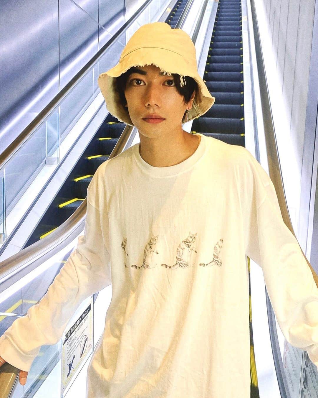 一ノ瀬竜のインスタグラム：「猫のTシャツ欲しかったので、我が家の愛猫、こじろうくんをモデルに起用してロンT作っちゃいました🐈 可愛いでしょ？？」