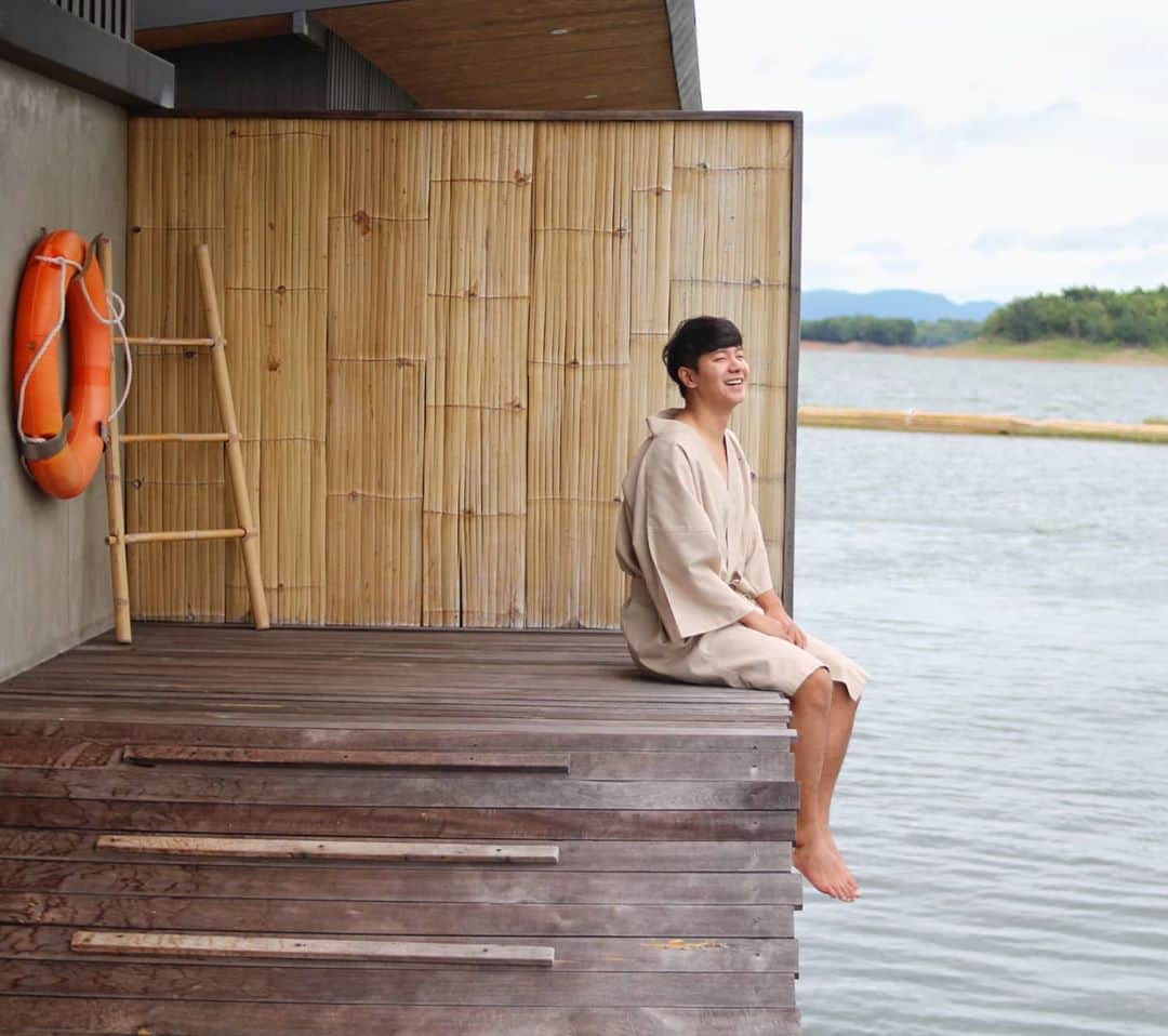 アイス・サランユーのインスタグラム：「ลอยแพ.... #เที่ยวทั่วไทยกับไอซ์ศรัณยู  #กาญจนบุรี」