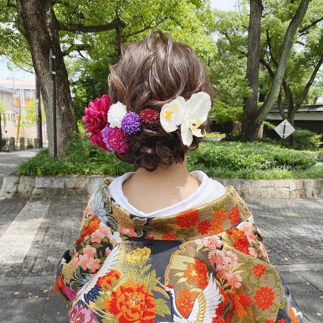 R.Y.K Vanilla Emuさんのインスタグラム写真 - (R.Y.K Vanilla EmuInstagram)「前撮り✨ 花嫁さまhair✨  大人っぽい色味のダリアやマムに 胡蝶蘭をプラス💐  #ヘアメイク#ヘアアレンジ#結婚式#セットサロン #ヘアセット #アップスタイル  #プレ花嫁 #フォトウェディング #前撮り #結婚式ヘア #ロケーション撮影#結婚式準備 #ヘアアクセサリー #お呼ばれヘア#髪型#着物ヘア#花嫁ヘアメイク#2020秋婚  #成人式ヘア#花嫁ヘア#成人式#振袖ヘア #花嫁ヘアスタイル #振袖#ブーケ#生花#ドライフラワー#髪飾り#結婚式前撮り#ウエディングヘア」8月8日 19時04分 - ryky0101