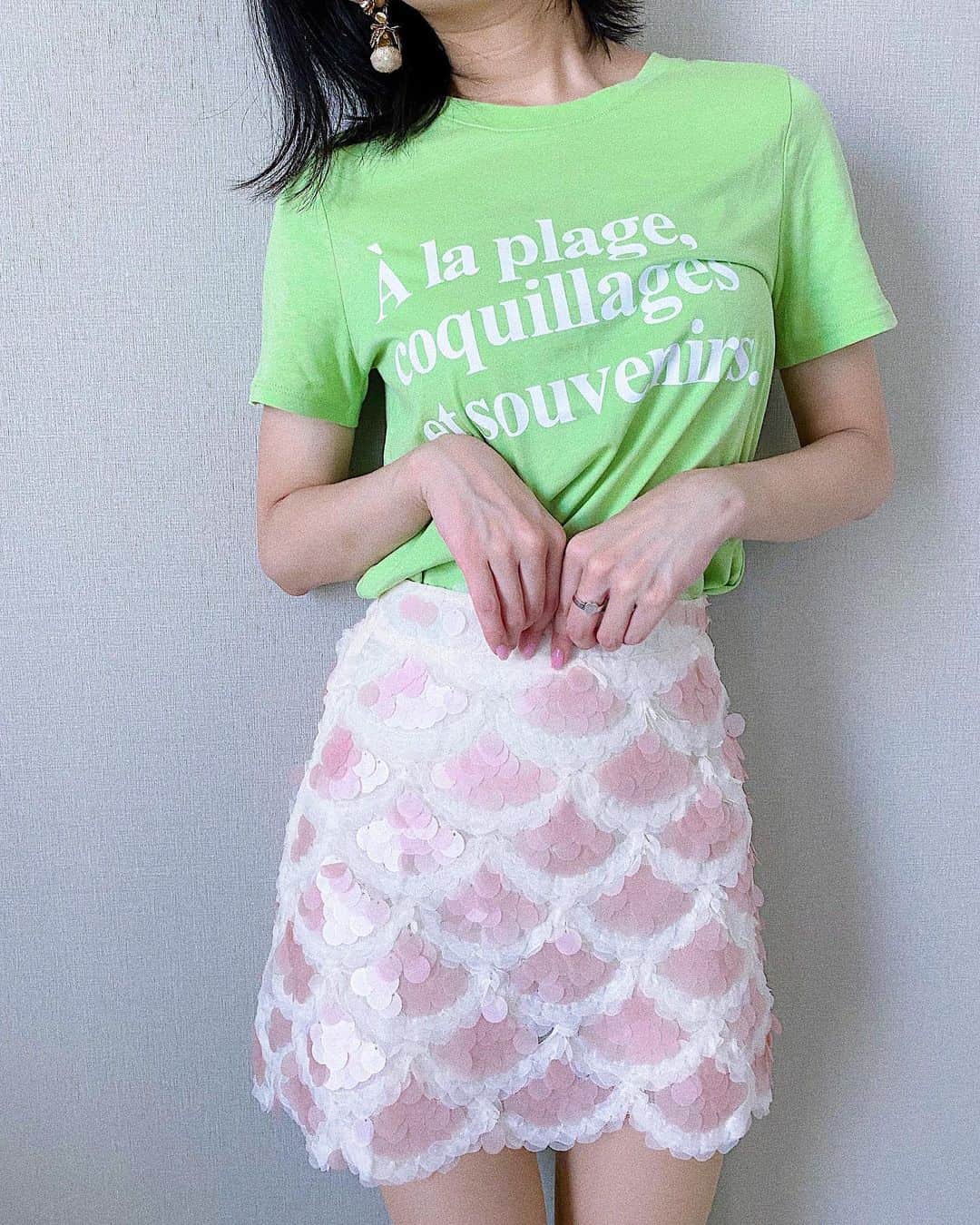 中島奈津希さんのインスタグラム写真 - (中島奈津希Instagram)「🧜🏻‍♀️💭💕💕﻿ ﻿ ﻿ ﻿ ﻿ ﻿ みんなから質問いただいてた﻿ #アリエルバウンド で着てた#スパンコールマーメイドスカート 🧜🏻‍♀️💭💗﻿ 光の当たり方で表情を変えてくれるスカートなの🥺💕💕﻿ ﻿ ﻿ ﻿ ﻿ ﻿ #riliphy (@__riliphy__official )のものです♡﻿ ﻿ 他にないデザインのアイテムが多くて﻿ 見てて楽しいよ！﻿ ﻿ ﻿ ﻿ ﻿ ﻿ ﻿ 可愛いだけじゃなくて、﻿ スカートの下はパンツになってるから﻿ 動きやすいのも有難い🥺💕💕﻿ これ着て#ディズニーシー 行きたいねぇ🧜🏻‍♀️💭💕💕﻿ ﻿ ☁️☁️☁️☁️☁️☁️☁️☁️☁️☁️☁️☁️☁️☁️☁️☁️﻿ #disneysisters_jp ﻿ #おうちディズニー　﻿ #ディズニー再開　﻿ #ディズニーバウンド　﻿ #アリエルコーデ」8月8日 10時17分 - nakajima_natsuki