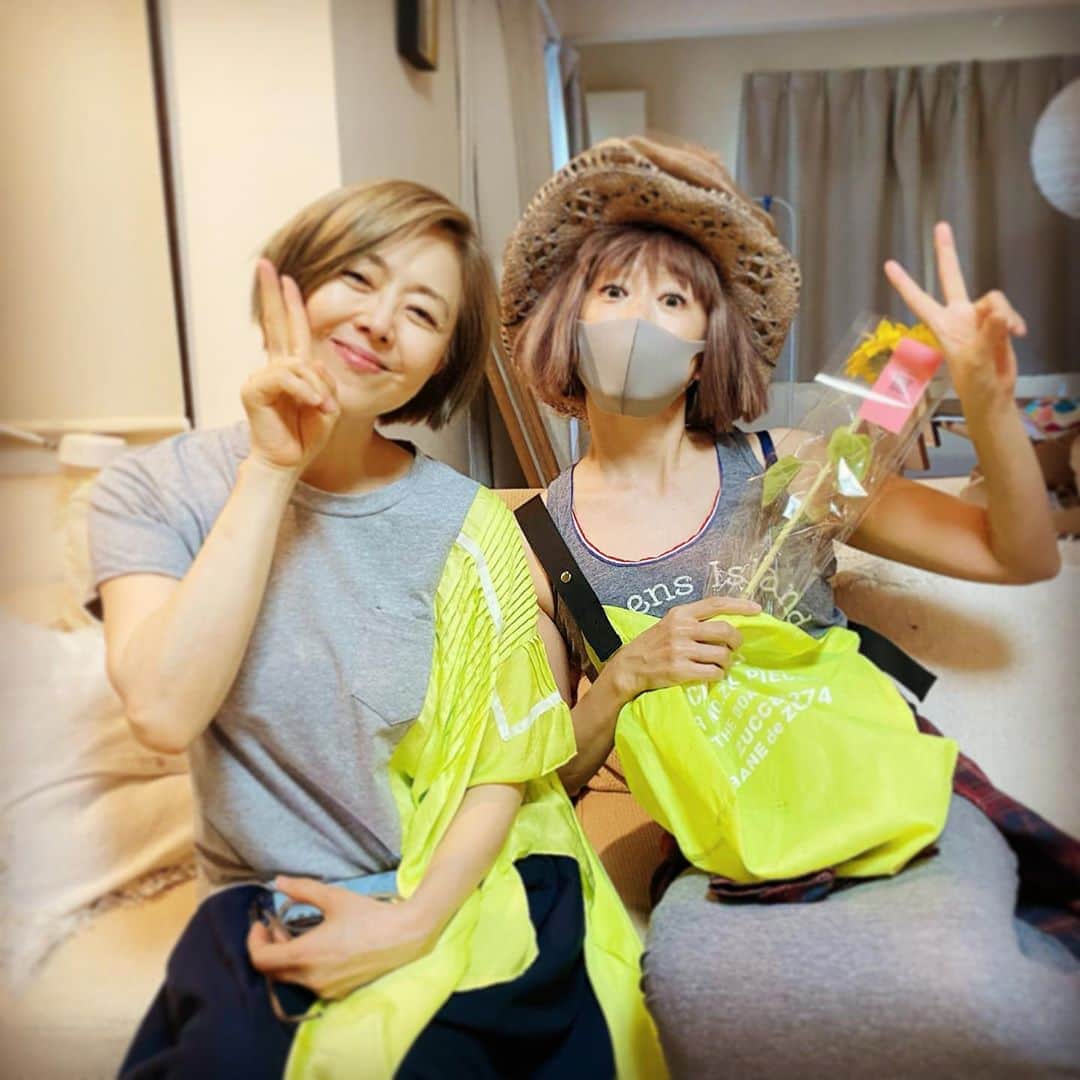 のインスタグラム：「会おう会おうと約束してなかなか叶わなかった熊谷 真実さんのお家にやっとお邪魔してきました！ナントいきなり今月には浜松にお引越し😵との事で慌てて💦そしたらなんかお洋服がたまたまコラボってて😳✨真実さんその場で脱いで僕にくれました🤣❤️もうホントにお茶目で可愛くて笑顔が素敵な女性です🥰 僕が昔『地球キャッチミー❗️』って番組で世界の祭りに参加してた時のナレーションを担当されてた時からだから、どんだけ昔からの繋がりでしょう💖仲良くして頂いて本当にうれちい😘 そして、やっぱりずっと顔出そうと思っていた内田滋ちゃんのカレーの店『かれはだれ』で4種のカレーをテイクアウトして帰りました😋  @mami_kumagai310 @shige_uchida @karehadare @uranhirosaki」