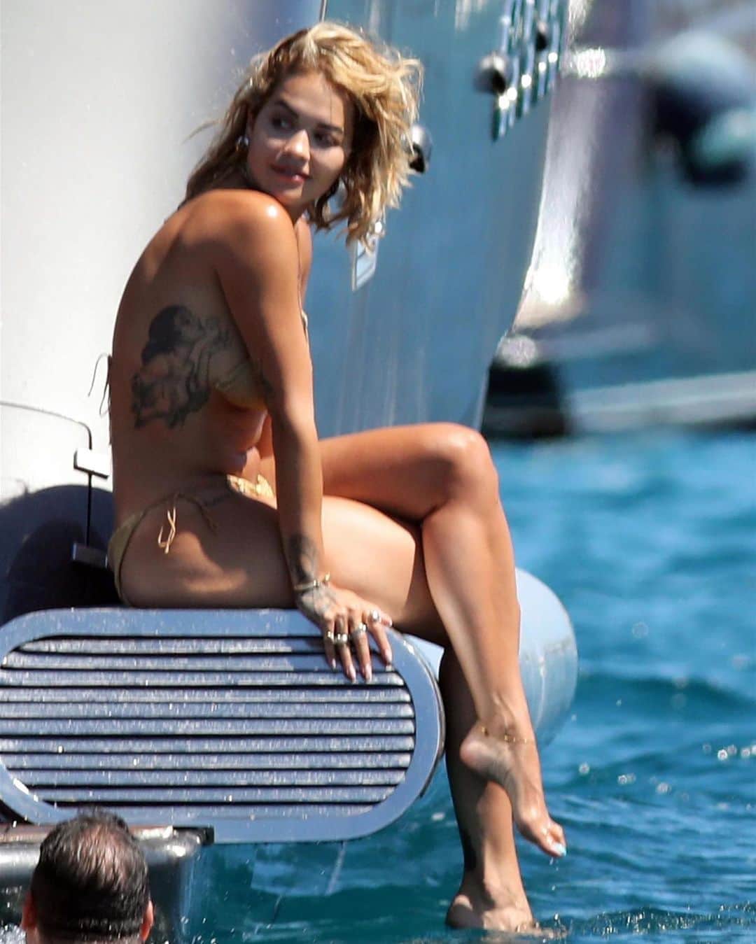 Just Jaredさんのインスタグラム写真 - (Just JaredInstagram)「@ritaora soaks up the sun in her bikini during a trip to Spain! #RitaOra Photos: Backgrid」8月8日 10時27分 - justjared