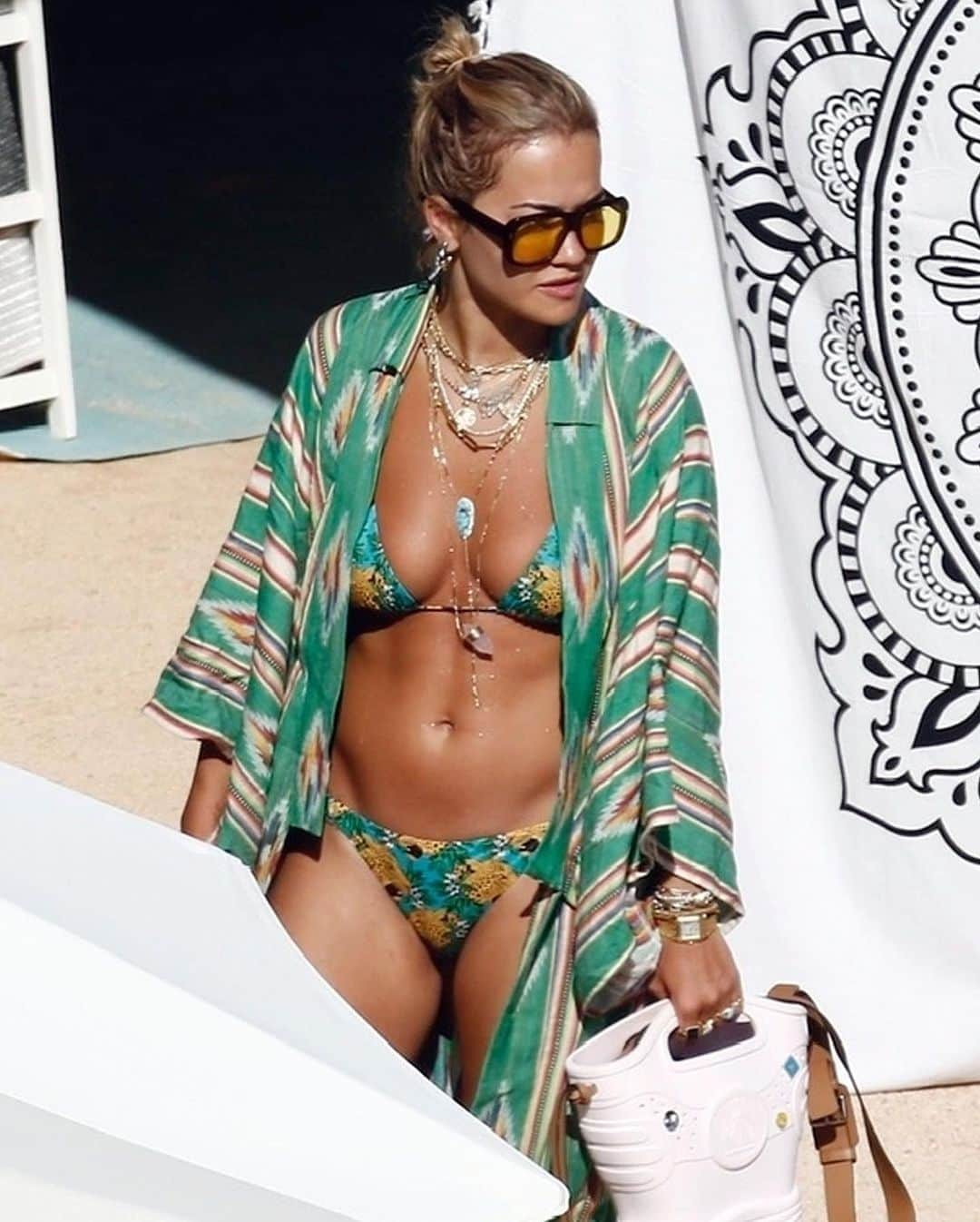 Just Jaredさんのインスタグラム写真 - (Just JaredInstagram)「@ritaora soaks up the sun in her bikini during a trip to Spain! #RitaOra Photos: Backgrid」8月8日 10時27分 - justjared