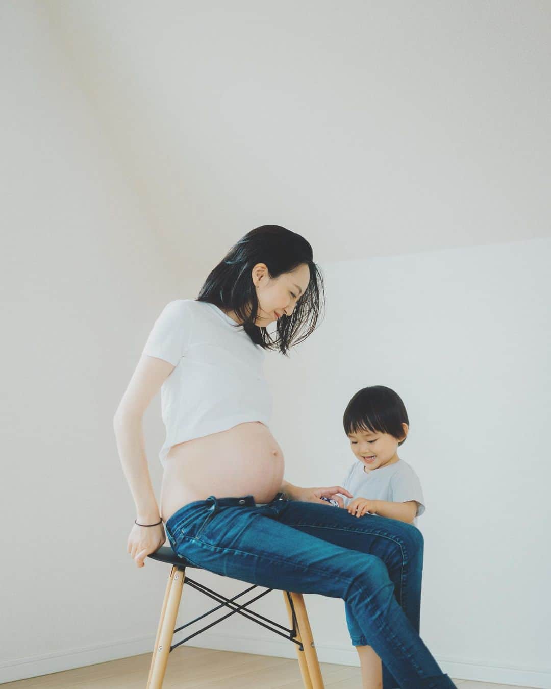 砂賀美希さんのインスタグラム写真 - (砂賀美希Instagram)「第二子を授かりました。 秋の終わりに出産予定です。  お会いできた方や家族には報告できても 時節柄、なかなか進んでお伝えすることができずにいました。 あっという間に妊娠後期に入ります。  この時期の妊婦生活は気をつけることが多く お腹の赤ちゃんが元気に育ってくれることを最優先に家族で生活していたので 外出や遠出、人混みを極力控える生活をしていました。  そこで見えてきた自分の中の新しい価値観にも救われ、今日まで来たなぁという感覚です。 あと少しの3人暮らし。 まもなく家族が増えます。 ・ ・ #妊婦生活 #家族の時間 #ありがとう #lifeisbeautiful #lessismore #女性性 #マタニティフォト @mamico__photo_」8月8日 10時19分 - kimiganasu