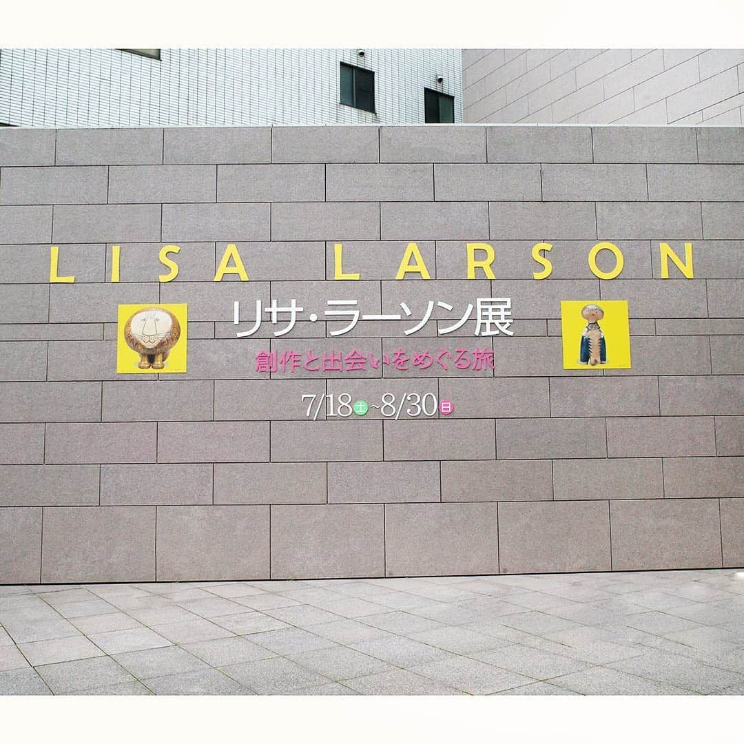 リサラーソンさんのインスタグラム写真 - (リサラーソンInstagram)「“三連休のお楽しみ”⁠⠀ ⁠⠀ 連休初日は、美術館でゆったりアートに浸りませんか。リサ・ラーソンのルーツを探る今回の展示では、彼女が出会ったアーチストや、旅行・留学先で触れた新しい文化をご紹介。リサ・ラーソンの「かわいい」の秘密を紐解きます。⁠⠀ ⁠⠀ 福島県いわき市立美術館で開催中のリサ・ラーソン展は本日も9時半から17時までの営業です。⁠⠀ ※ご好評につき品切れが続いておりました商品も、一部再入荷致しました。⁠⠀ ⁠⠀ ================⁠⠀⁠⠀ トンカチストアはプロフィールのリンクよりご覧いただけます。⁠⠀⁠⠀ ⁠ →@lisalarsonjp⁠⠀ ⁠⠀ ➡️TONKACHI STOREでもリサ・ラーソンの情報をお届けしております。⁠⠀ ぜひフォローしてくださいね。⁠⠀ →@tonkachi_store⁠⠀ ⁠⠀⁠⠀ ⁠⠀ ⁠⠀ #LisaLarson #リサラーソン #tonkachi #トンカチ #tonkachistore #トンカチストア #🔨#Sweden #スウェーデン #北欧 #北欧インテリア #北欧雑貨 #北欧ライフスタイル #ceramic #陶器 #陶芸家 #作家  #gift #ギフト #present #プレゼント #いわき市立美術館 #福島 #リサ展」8月8日 10時20分 - lisalarsonjp