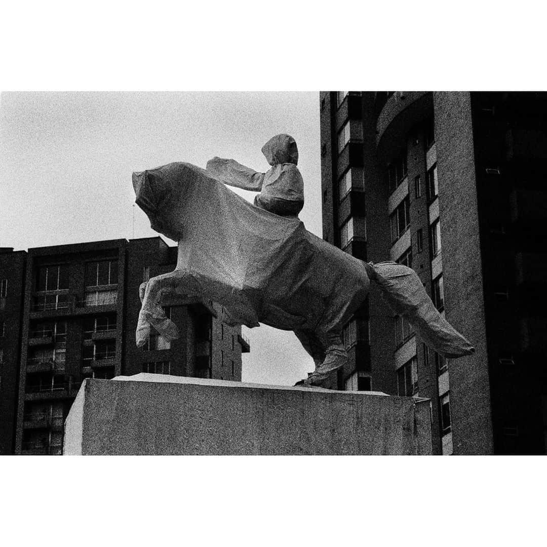 thephotosocietyさんのインスタグラム写真 - (thephotosocietyInstagram)「Photos by @stephenedwardferry  Bogotá  From the series, Public Works, which looks at the effects of corruption on the city of Bogotá. Like so many places in the world, corrupt politicians in Colombia steal from public works contracts, leaving a shambles behind them. I  shot the series with  Kodak Tmax3200 film and developed it with the wonderfully grainy Rodinal developer in order to express a  grimly gritty view of the impact of corruption on the city.  I used scenes of statues wrapped up at construction sites as a symbol for the cynicism of the situation.  Starting mid-August,  I will hold a new workshop online through the International Center of Photographer.  Over a period of eight sessions, this class will help participants forge a personal style in their photography, while improving their documentary practice.  We will work intensively, in a friendly, collaborative atmosphere. Bring your ongoing projects or realize a new project during the class.  Through assignments, group critiques and looking closely at the work of great photographers with a marked personal style, this class will develop your skills and vision and engage the tricky relationship between personal vision and journalistic rigor. Link to sign uo to the workshop is in my Instagram bio.  Estas fotos forman parte de la serie La Obra, que mira el impacto de la corrupción en la ciudad de Bogotá. Como en tantas partes del mundo, en Colombia los políticos corruptos se roban el dinero de las obras pública, dejando atrás un desastre. Para este trabajo, usé la película Kodak Max 3200, y la revelé en un Ordinal, un revelador maravillosamente granoso. Quise expresar así mi sensación de lo sucio que es la corrupción y sus efectos.  #ico #internationalcenterofphotography #photojournalism #Summicron35mm #filmphotography #Tmax3200 #Rodinal  #photography #documentaryphotography #streetphotography #thephotosociety #nationalgeographic #leica」8月8日 10時22分 - thephotosociety