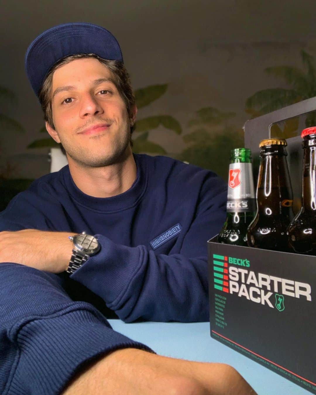 Chay Suedeのインスタグラム：「Hoje é dia da cerveja, e é claro que eu não poderia deixar de falar de Beck’s, e falar de Beck’s é falar de amargo. Você sabia que amargor em cerveja é medido pelo IBU? Essa sigla (international bitterness unit) é o índice de amargor da cerveja, quanto maior esse número, mais amarga ela é. Por isso Beck’s é mais amarga, porque o IBU dela é 20. Mas se você provou e esse amargor ainda não é para você, relaxa! Eu recebi aqui o Beck’s Starter Pack, ele vem com cervejas mais leves, menos amargas, com IBUs menores para ir subindo gradativamente, até você chegar ao amargo de Beck’s e destravar essa sensação. Quer tentar? Você pode fazer o seu próprio Starter Pack com a cerveja que tá na sua geladeira! Começa nela e depois vai pra Beck’s, você vai sentir a diferença :))  #BebaComModeracao@becksbeerbr #Ad #StarterPack」
