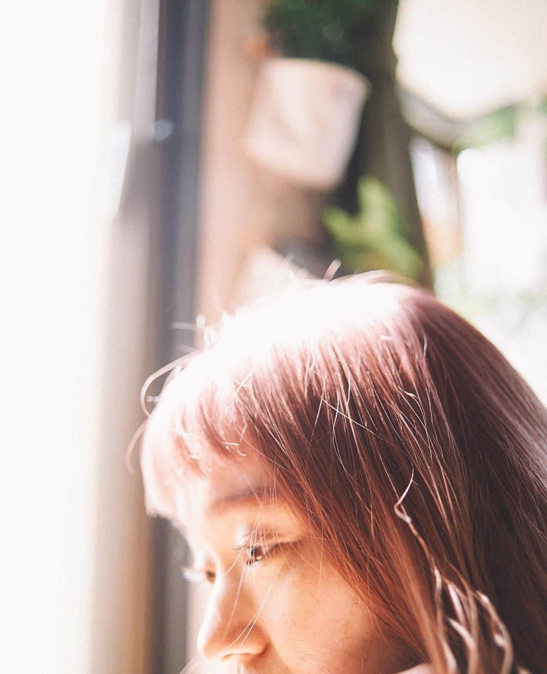 花盛友里のインスタグラム：「太陽が嬉しいー！ 七月はずーっと曇天や雨の中撮影してたから太陽の光と一緒に撮影出来る日々が本当に幸せや、、♡」