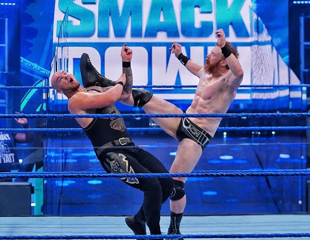 WWEさんのインスタグラム写真 - (WWEInstagram)「@wwesheamus gets his payback on @baroncorbinwwe from earlier tonight and takes @jeffhardybrand out for good measure! #SmackDown」8月8日 10時24分 - wwe