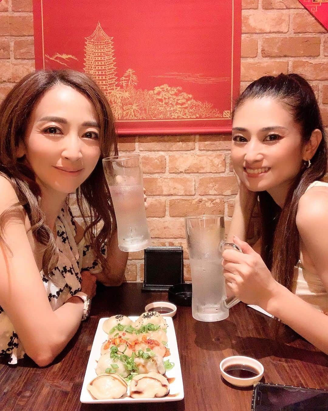 Akiさんのインスタグラム写真 - (AkiInstagram)「Mrs.Ms EARTH JAPAN コンテストの公式レッスン後に @rose_of__jericho ちゃんと小籠包ランチ😊 . 楽しかったぁ💕 . 手に持っているのはお酒じゃないですよ💦 . お水です✨✨ . 今日も公式レッスン頑張ってきます♡ . #友達#たのしかった#小籠包#関西#ランチ#ランチタイム#今日のランチ#美味しい#おいしい#グルメ女子#グルメ#グルメ好きな人と繋がりたい#カフェ#カフェ好き#カフェ巡り#カフェ部#オシャレカフェ#カフェ活#女子力#女子力高め#素敵女子#大人女子#CA#40代#アラフィフ#インフルエンサー #lunch#lunchtime#friend#cafe」8月8日 10時24分 - aki_0624