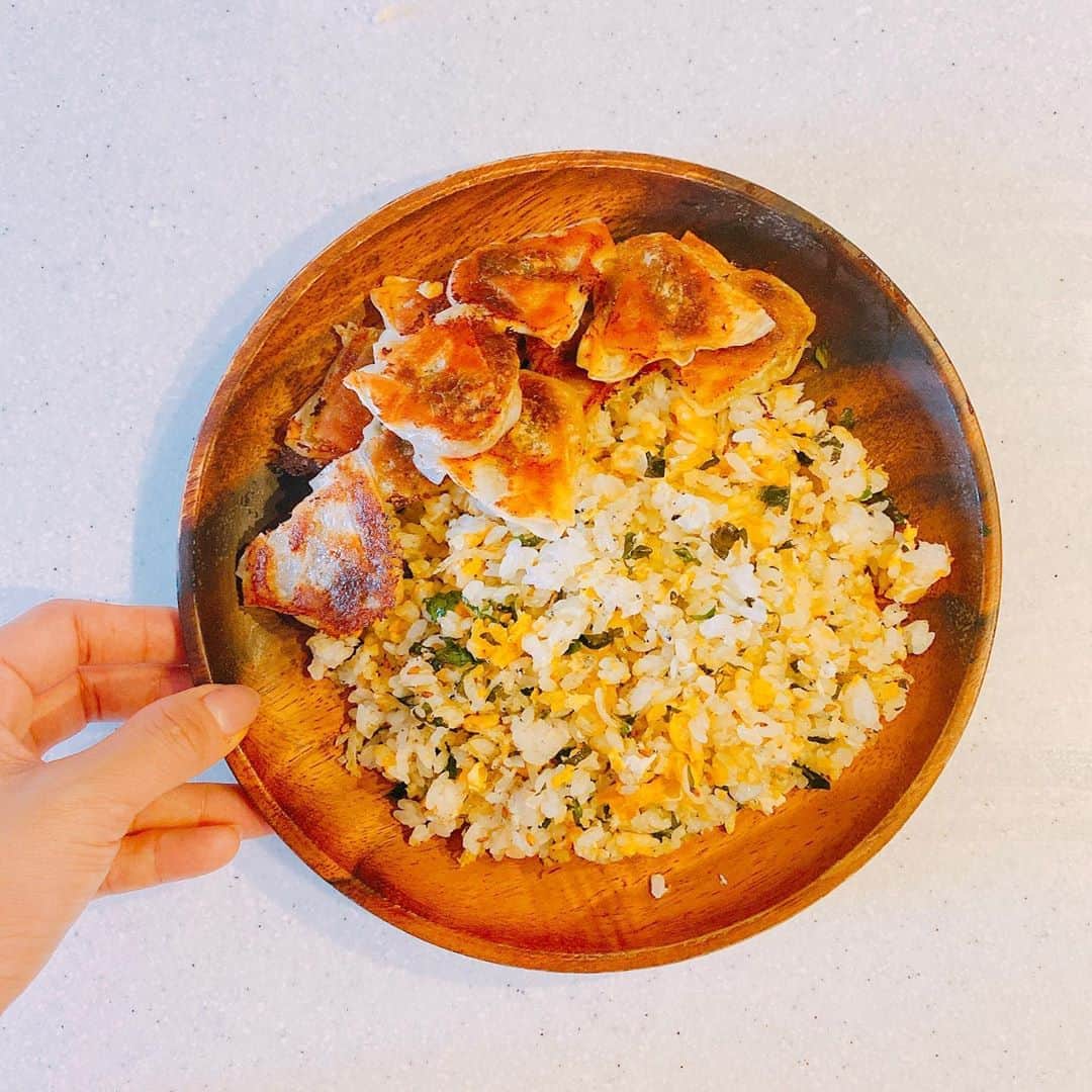 鈴木紗理奈さんのインスタグラム写真 - (鈴木紗理奈Instagram)「今日は朝から仕事なので、ランチに しらすチャーハンと天点の餃子を作り置きして行ってきます。  #munehiroキッチン #紗理奈流dining」8月8日 10時29分 - munehirovoice