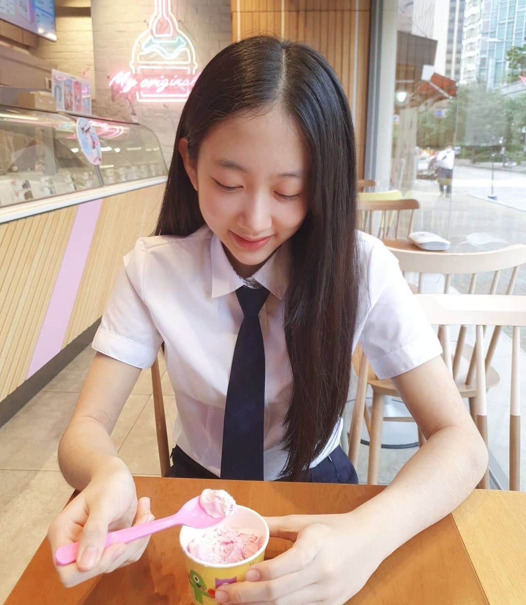 イ・チェミのインスタグラム：「마스크 살짝 놓고 잠깐 쉬는중^^ #아슈크림🍦 #베스킨라빈스31  #아빠는딸바봉 🍓👨‍👧」