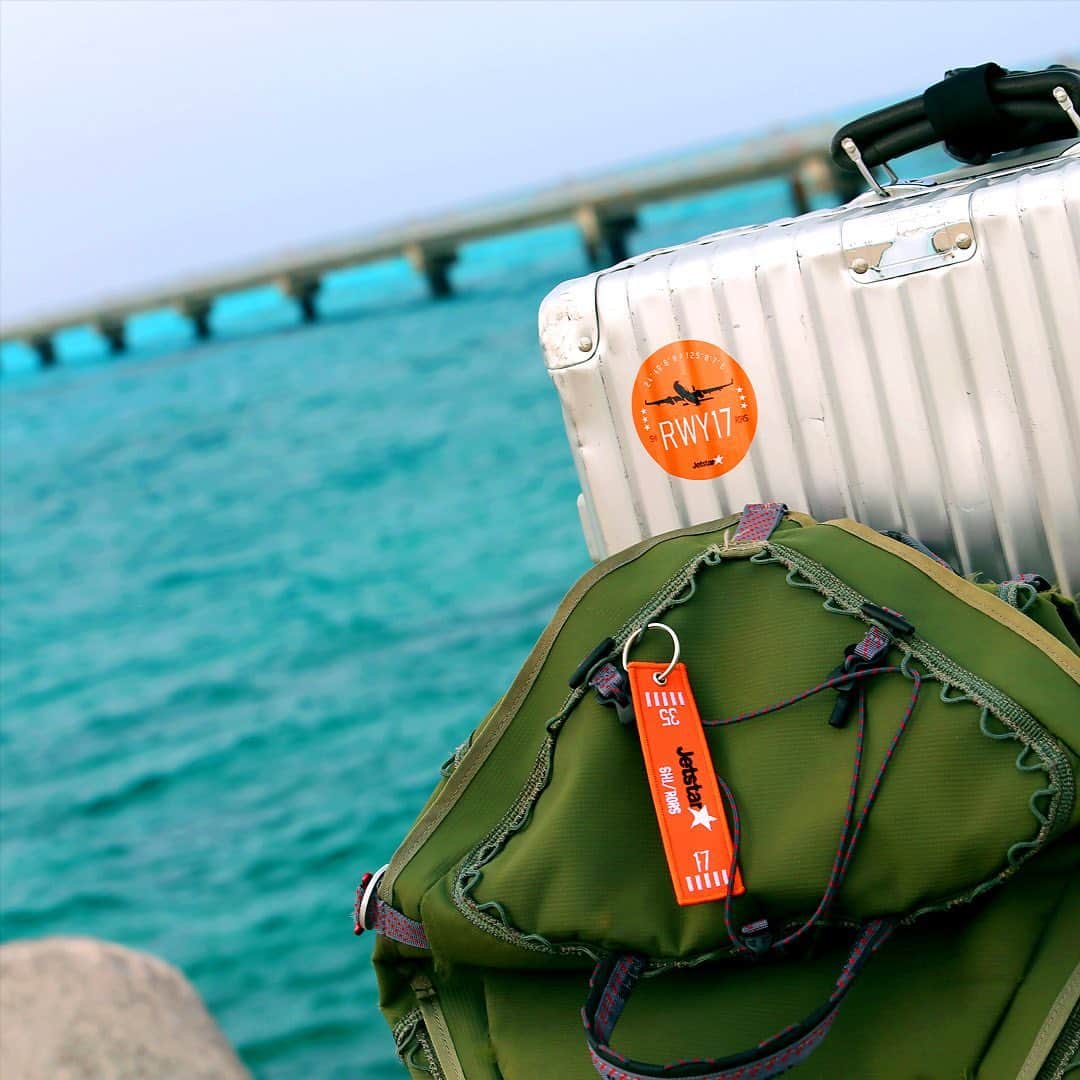 のインスタグラム：「期間限定🌟 #下地島空港 で限定販売中のジェットスターグッズ が、#成田 で買えるんでスター♪ 「#RWY17」をデザインしたTシャツやノート、シールなど、要チェック！ ・ 🔽詳しくはこちら ⭐販売店⭐ #成田さくらの山公園 空の駅さくら館内 「フライトショップ・チャーリイズ」 http://www.flightshop-charlies.com/ ⭐販売期間⭐ 2020/8/1（土）～8/31（月） ※1周年記念デザインのTシャツは販売していません。 数量限定（再入荷の予定はありません。） ・ ジェットスターは先月、国内全23路線の運航を再開★ これからも安心・安全な皆さまの翼であり続けます。 ・ #ジェットスター #jetstar_japan #jetstar #日本 #Japan #旅 #旅行 #Travel #LCC　 #飛行機好きな人と繋がりたい #旅行好きな人と繋がりたい #下地島 #宮古島 #下地島空港 #成田さくらの山公園 #空の駅さくら館 #フライトショップチャーリイズ」