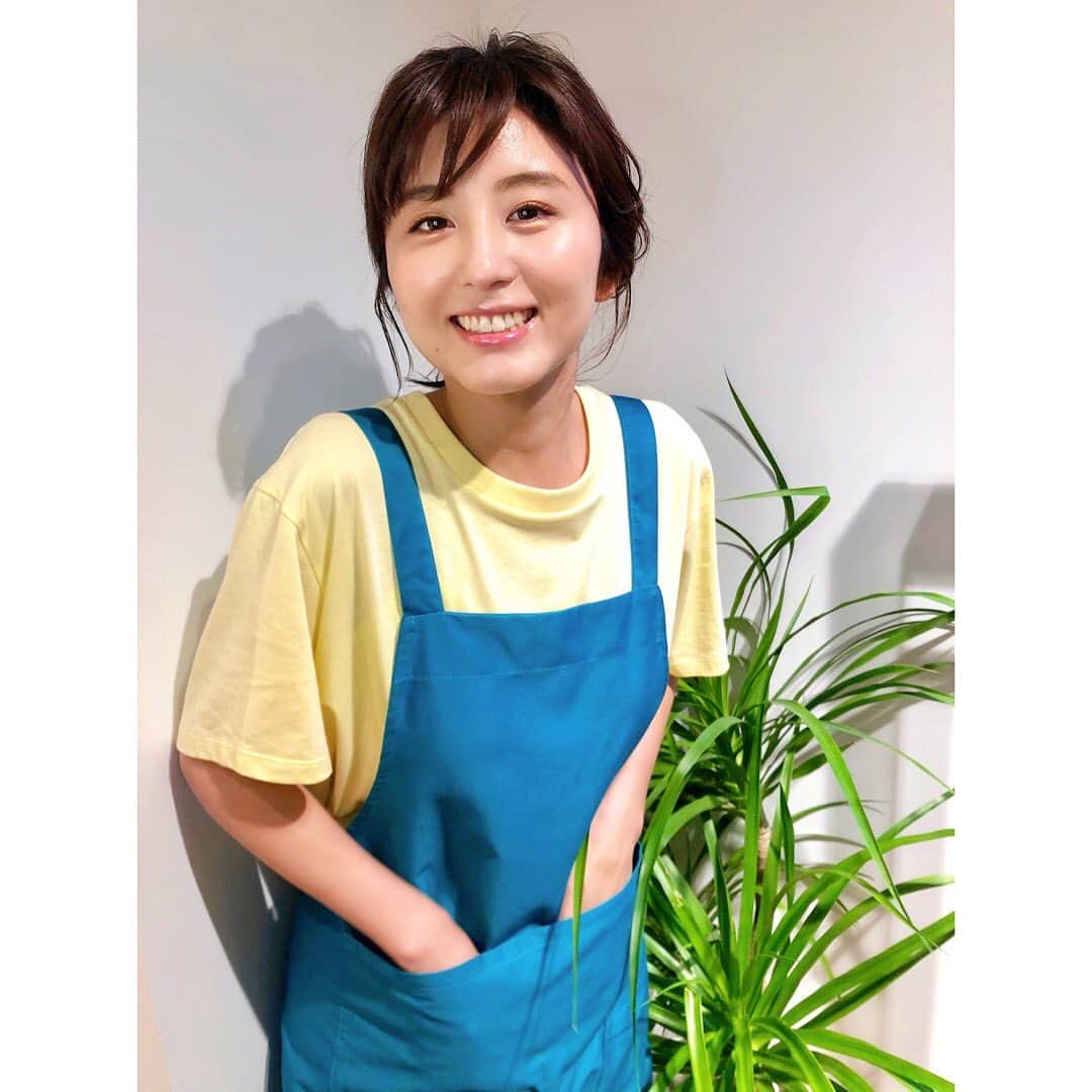 宇賀なつみさんのインスタグラム写真 - (宇賀なつみInstagram)「. . 【土曜はナニする⁉︎】 今週もありがとうございました(^^) . カレーでお腹いっぱい♡ 最高の朝ごはんでした‼︎笑 . . 今日は18:00〜 BSフジ【リモートシェフ】にも出演します‼︎ . こちらでは、シェフにリモートで指導していただき、 スパイス料理を作っております‼︎ . 薫堂さんから、 『料理が上手すぎず、下手すぎない』 という理由でご指名いただきましたが、、汗 . カメラの前で料理するのは初めてだったので、 ちょっぴりドキドキしました… . . 是非ご覧くださいね〜〜 . . Dress : @celford_official Earrings : @stellarhollywood Shoes : @dianashoespress . . #土曜はナニする⁉︎  #関西テレビ #フジテレビ #リモートシェフ #bsフジ #宇賀なつみ」8月8日 10時44分 - natsumi_uga