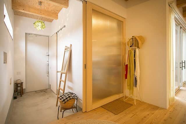 ソラマド香川のインスタグラム：「青空と暮らす家 あなただけの特別な住まいをプロデュースします。 ・ --------------------------------------- 「 #ソラマド香川 」で検索🔍 ・ ★「ソラマドの家」資料請求はこちら ・ → @request.soramadokagawa ・ ★もっと施工事例を見たい方はこちら ・ → @soramado_kagawa --------------------------------------- ソラマド香川(センコー産業株式会社) 綾歌郡宇多津町浜三番丁22-4 電話番号：0120-49-7257 営業時間：10時〜17時(水曜定休日) --------------------------------------- ・ ・ #土間玄関#玄関収納#木の家#無垢床#マイホーム#新築#自由設計#シンプルな暮らし#自然光#暮らしを楽しむ#空間デザイン#soramado#ソラマド#家づくり#中庭のある家#カフェスタイル#自然素材#漆喰#自然素材の家#コートハウス#空#ウッドデッキ#注文住宅#中庭#おしゃれな家#ソラマドキッチン#設計事務所#センコー産業」