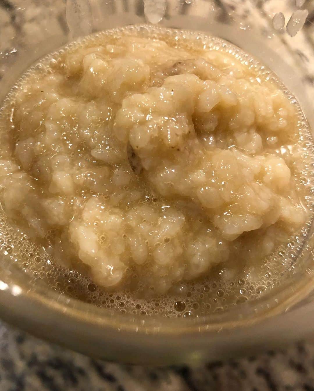 甘糟記子さんのインスタグラム写真 - (甘糟記子Instagram)「幕張から戻った日は、午前中泳いでたので何気にヘロヘロで、信濃屋さんで焼き鳥を買ってきました(o^^o)  あとは、ピーマンが冷蔵庫にあったので回鍋肉と、牛乳も1本残ってたのでジャガイモ、にんじん、玉ねぎ、しめじで、ミルクスープ！あとはサラダね(≧∀≦)  でもいつもの旅行と違って、幕張は車で1時間もかからないのですごく楽チン( ^ω^ )  アパホテルリゾートにコインランドリーもあったから、洗濯も割と済ませてきてたし、わりとすんなり日常へ(o^^o)  朝作るグリーンジュース用の甘酒も仕込んで(≧∀≦)  なんだかんだあっという間に夏休み終わっちゃいそう〜（笑）  #甘糟ご飯#ご飯#家ご飯#夕飯#信濃屋#甘酒#麹生活#発酵食品#発酵マイスター」8月8日 10時39分 - norihey924