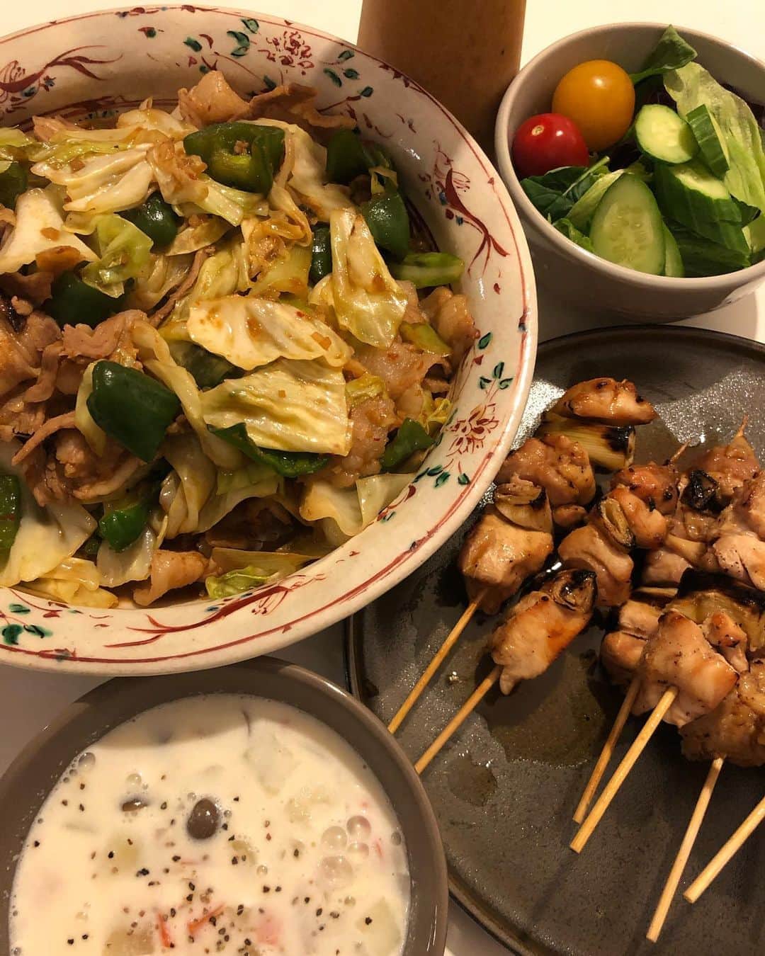 甘糟記子さんのインスタグラム写真 - (甘糟記子Instagram)「幕張から戻った日は、午前中泳いでたので何気にヘロヘロで、信濃屋さんで焼き鳥を買ってきました(o^^o)  あとは、ピーマンが冷蔵庫にあったので回鍋肉と、牛乳も1本残ってたのでジャガイモ、にんじん、玉ねぎ、しめじで、ミルクスープ！あとはサラダね(≧∀≦)  でもいつもの旅行と違って、幕張は車で1時間もかからないのですごく楽チン( ^ω^ )  アパホテルリゾートにコインランドリーもあったから、洗濯も割と済ませてきてたし、わりとすんなり日常へ(o^^o)  朝作るグリーンジュース用の甘酒も仕込んで(≧∀≦)  なんだかんだあっという間に夏休み終わっちゃいそう〜（笑）  #甘糟ご飯#ご飯#家ご飯#夕飯#信濃屋#甘酒#麹生活#発酵食品#発酵マイスター」8月8日 10時39分 - norihey924