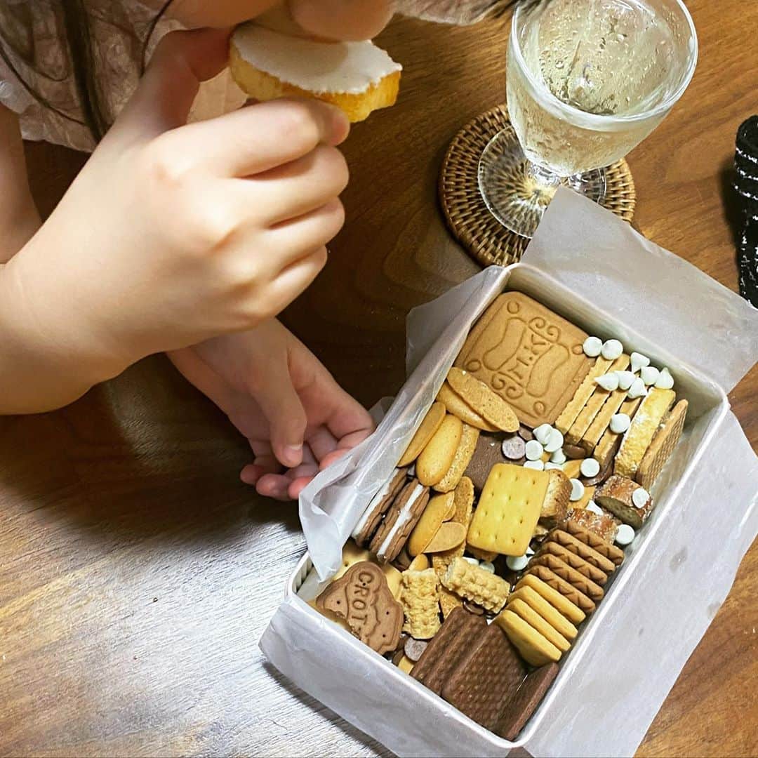西山茉希さんのインスタグラム写真 - (西山茉希Instagram)「『マキ、 このクッキーの貴重さ知らないでしょ。。。 』  #ウプス #イエス #。。。  『買えないんだよ。』  #うぷす #どゆこと？  紹介制の、 予約制の、 宝箱だったようで。。。  #すみませんでした #ありがとうございますじゃ足りないやつでした  ナントカドートカのクッキー。 漢字が並んでいたような気が。。。  今、調べます。  #村上開新堂  #銀座  そう。 村上開新堂さんです。  ナントカ堂トカ。 ニュアンスは合ってました。  初めて知りました。 貴重な宝箱を、 ありがとうございました！！！！！  クッキーパーティー、 慌ててしてみました。  #ぐんもです #🙏」8月8日 10時40分 - maki.nshiyama50