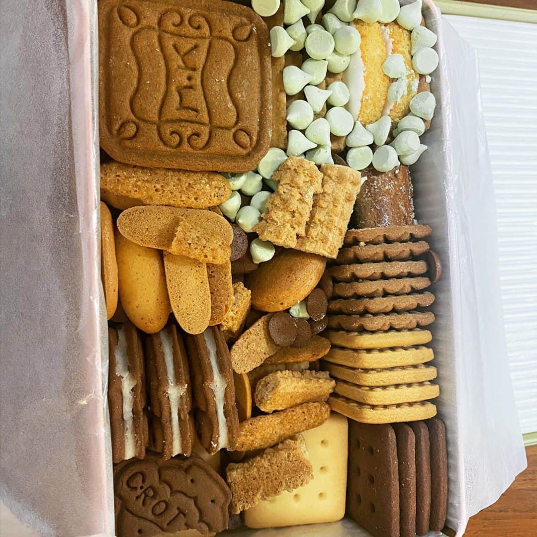 西山茉希さんのインスタグラム写真 - (西山茉希Instagram)「『マキ、 このクッキーの貴重さ知らないでしょ。。。 』  #ウプス #イエス #。。。  『買えないんだよ。』  #うぷす #どゆこと？  紹介制の、 予約制の、 宝箱だったようで。。。  #すみませんでした #ありがとうございますじゃ足りないやつでした  ナントカドートカのクッキー。 漢字が並んでいたような気が。。。  今、調べます。  #村上開新堂  #銀座  そう。 村上開新堂さんです。  ナントカ堂トカ。 ニュアンスは合ってました。  初めて知りました。 貴重な宝箱を、 ありがとうございました！！！！！  クッキーパーティー、 慌ててしてみました。  #ぐんもです #🙏」8月8日 10時40分 - maki.nshiyama50