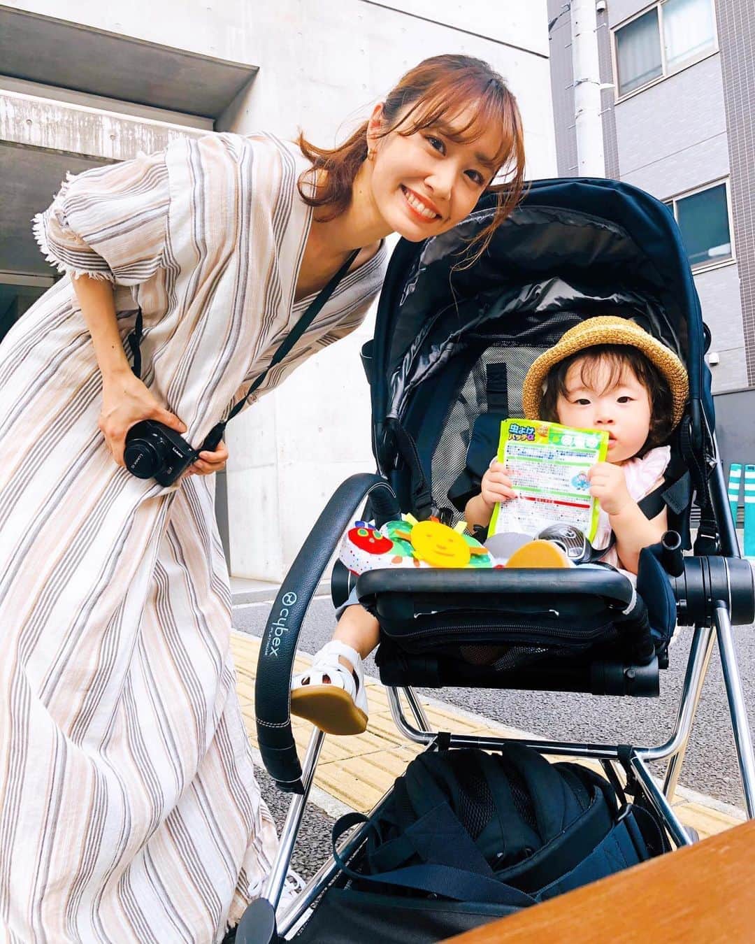 のインスタグラム：「久々の親子ショット📸 なのに娘の寸顔🧒🏻笑 虫除けパッチを離さないくせにいつのまにか蚊に10箇所くらいかまれてるよ😂 ・ こんなに噛まれてて大丈夫なのかと少し心配になります、アレルギー反応とか、、、しかも赤ちゃんって、結構真っ赤になってぷっくり水ぶくれっぽく腫れるんやね💦 ・ ベビームヒぬったし早く治れーーー‼️ ・ ・ #おやばか部  #生後11ヶ月 #女の子ベビー #女の子コーデ #新米ママ #女の子のママ #女の子ママ  #11monthsbaby  #赤ちゃんのいる暮らし #赤ちゃんのいる生活 #ままのて #ベビーグラム  #赤ちゃんとママ  #0歳　#ベビー #親バカ部　#8月生まれ　#成長記録　#育児記録　#娘 #コドモノ #ママリ #ベビライフ #ベビメモリ  #ベビスタグラム #ママカメラ #ベビフル #ママスタ #ママスタイル #ママガール」