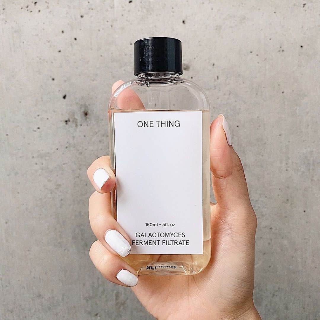 のインスタグラム：「. 化粧水のパッケージ めっちゃ可愛い🤣🤣 完全パケ買い🙃❤️ . . . #cosme#skincare #korea#online #スキンケア#化粧水 #韓国#韓国コスメ #購入品#美白#韓国スキンケア #コスメ #onething #ガラクトミセス #ワンシング #セルフネイル#ネイル #ホワイトネイル」