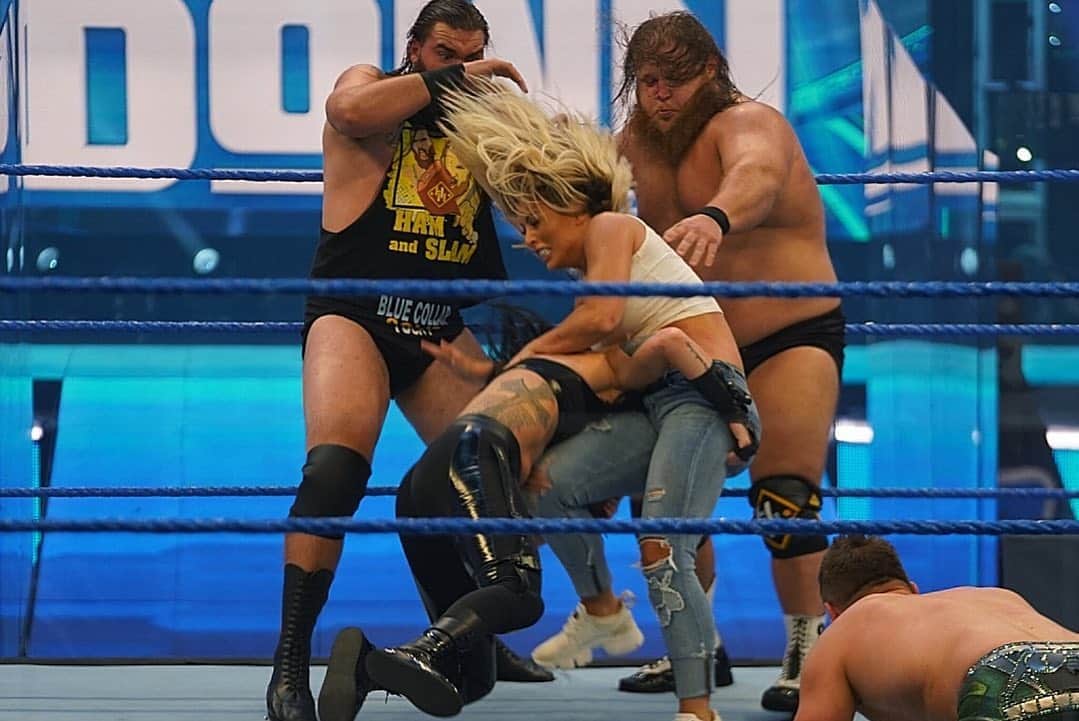 WWEさんのインスタグラム写真 - (WWEInstagram)「@mandysacs is BACK and she is locked in on destroying @sonyadevillewwe!! #SmackDown」8月8日 10時50分 - wwe