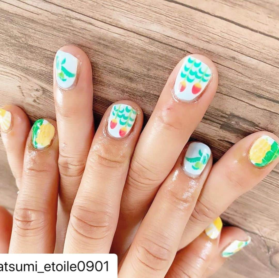 ネイルスタンド　ツメコさんのインスタグラム写真 - (ネイルスタンド　ツメコInstagram)「@natsumi_etoile0901 with @make_repost ・・・ tropical nail🍹  これぞ夏🌞‼️というデザイン🍍  親指の鳥の名前は なんだろう？🤔笑  ありがとうございました💓  初回500円OFFです(^^) ¥3,300円でご提供しています♡  最新ネイルプリンターで 約1時間で仕上げます💅  デザイン800種類以上👀 色んなシュチュエーションに 合わせてお楽しみ頂けること 間違いなし✨  ぜひご来店くださいませ☺️🌼  ✰┈┈┈┈┈┈┈┈┈┈┈┈┈┈✰  🌟山形県内初🌟 ネイルプリンターツメコ @nailstandplus.nagai  ホームページチェック↑↑   セルフホワイトニングサロン  @natsumi_etoile0901  ご予約はHPから📩24時間受付中  オンラインストア @etoile.onlinestore 回数券、オーラルケアグッズ販売中💚  URL➡︎ @natsumi_etoile0901  ご予約は コメント・DMからも承っております。  山形県長井市本町二丁目2-14 2階  TEL➡︎09019302935  ✰┈┈┈┈┈┈┈┈┈┈┈┈┈┈✰   #美容 #美容好きな人と繋がりたい  #セルフホワイトニング #女子力 #山形ネイルサロン  #ネイル #ネイルデザイン #長井市 #長井 #nagai #nagaicity #山形 #yamagata #ツメコ #エトワール #etoile #ネイルサロン #ジェルネイル #ママ #nail #長井ネイルサロン  #歯科衛生士  #フロス #南陽 #米沢 #歯ブラシ #歯磨剤 #歯磨きマニア #山形セルフホワイトニング #長井セルフホワイトニング」8月8日 10時58分 - tsume.co