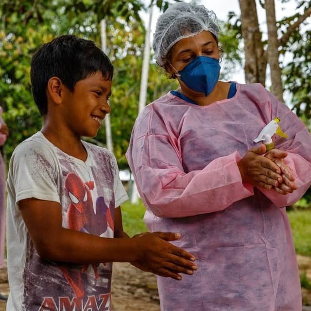 国境なき医師団さんのインスタグラム写真 - (国境なき医師団Instagram)「「こうやってしっかり洗ってね」 . 国境なき医師団（MSF）の看護師が、男の子に手洗いの方法を教えています。男の子が暮らすのはブラジルの北西部、アマゾン川流域。スタッフはここへ、なんとボートに乗ってやって来ました。（写真2枚目）　 . この地域は土地が広大で川も多いため、人びとは診療所へ簡単に行くことができません。そこで市の医療スタッフがボートで、川沿いに住む人びとに医療を届けているのです。MSFは彼らに協力して、新型コロナウイルスの感染予防策を伝えています。 -------------------------------------  ブラジルに関する活動ニュースは公式サイトから。プロフィールのURLリンクからどうぞ→ @msf_japan .  --------------------------------------  © DiegoBaravelli / MSF   #国境なき医師団 #MSF #ブラジル #アマゾン川 #ボート #医療 #男の子 #手洗い #新型コロナ #photooftheday #写真部 #写真好きな人と繋がりたい」8月8日 11時00分 - msf_japan