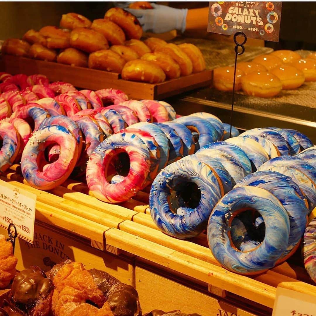 4meee!さんのインスタグラム写真 - (4meee!Instagram)「＼ギャラクシードーナツは知ってる？／  見た目のインパクト抜群なギャラクシードーナツ。 jack in the donutsで展開されている ギャラクシーなカラーのドーナツが人気！  アメリカなどで人気のものが日本に上陸しました！ お味は実は意外と素朴😋 おうちカフェや手土産などにもおすすめです♡  全国に店舗があるので、調べてみてね。  ▪️#4meee_cafe 📍東京都東京都千代田区神田花岡町1-1 🕧9：30～22：00 （代表して東京の店舗を記載しています。）   ﻿❣️ ﻿Photo by　﻿﻿ ﻿ ﻿﻿@chocolat_dot @mayu_iiiiii @tsukiusagidayo @ma0chika @rie.y0109 @my.best.bread  ﻿﻿ 流行りのアイテムやスポットには　@4meee_com をタグ付けして投稿してください🎀﻿﻿ .﻿ #4MEEE#フォーミー#アラサー女子#女子力向上委員会﻿ #カフェ巡り #おしゃれカフェ﻿﻿#萌え断﻿ #カフェスタグラム  #cafe #ベーグル  ﻿﻿ #専門店 #パン屋さん #ドーナツ#ジャックインザドーナツ #ギャラクシードーナツ #ギャラクシー#スイーツ#ドーナツ屋さん #おうちカフェ#テイクアウト#jackinthedonuts #cafestagram #カフェ #カフェ好き﻿﻿ #お洒落な人と繋がりたい ﻿﻿ #カフェ好きな人と繋がりたい﻿ ﻿」8月8日 11時05分 - 4meee_com