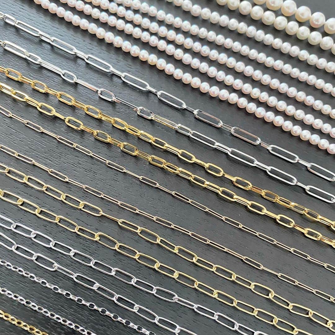 稲木ジョージのインスタグラム：「I have a thing with chains and pearls 😘🤩 Working on my new collection for @milamorejewelry ⛓」