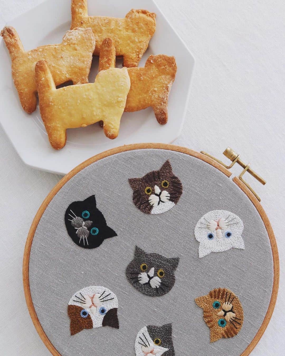 樋口正樹さんのインスタグラム写真 - (樋口正樹Instagram)「International Cat Day . ８月８日は世界猫の日。 ボナさんとボナサブレ、 猫の刺繍と刺繍家さん、 みんな一緒に仲良くね。 . 猫の刺繍はこちらより 「樋口愉美子の動物刺繍」 👉@yumikohiguchi . . ちなみに #結婚記念日 #InternationalCatDay #世界猫の日 #猫好き #猫だらけ #愛猫 #ウインナーコーヒー #冷コー #コーヒーと猫 #おやつとボナさん #ボナサブレ #樋口愉美子 #樋口愉美子の動物刺繍 #樋口ボナ #bonahiguchi #yumikohiguchi #🐈」8月8日 11時19分 - higuccini