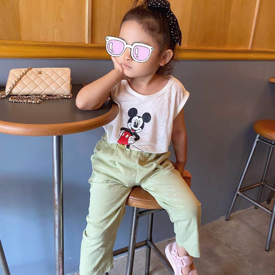 近藤千尋のインスタグラム：「ポーズしてってゆったら このポーズ。笑😂３歳女子💕 朝からお手伝いしてくれたご褒美に アイスクリームを買いに🍨✨ 上下とも @ajuga.shop  の新作です❤️ それにしても、あつーい❗️ #なんでもママの真似　笑」