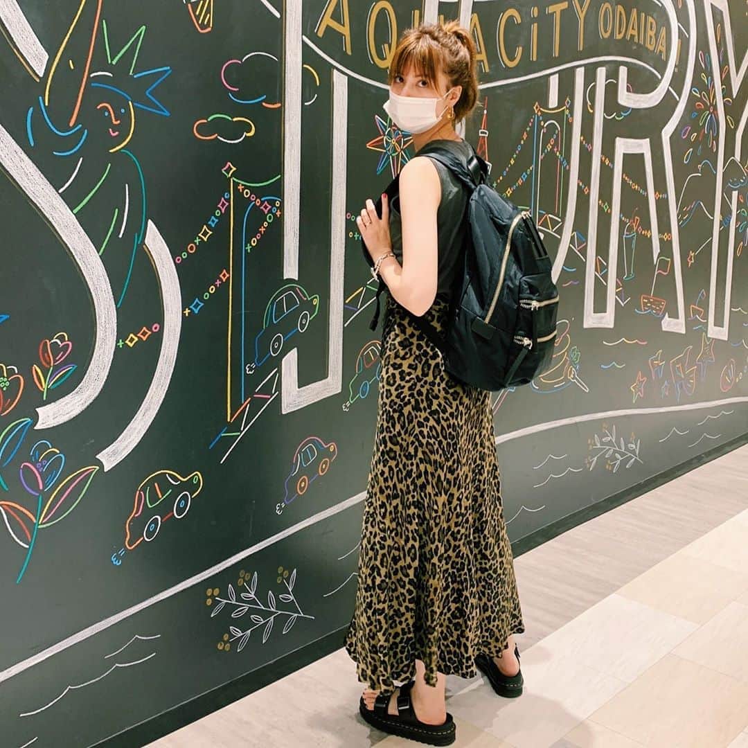 高松チェルシーリナのインスタグラム：「. ヤンキー風ファッションになってしまってますが🤣🤣(ほんで背景もお台場感満載) YouTubeでも紹介しているんだけど、最近マザーズリュックを買いました🐥 . マークジェイコブスのものです！ ポケットも2つついてるし、容量もあるから使いやすい👍👍🎉 . 赤子と一緒の時は結局リュックが楽です🤣✨ . #マザーズリュック#マザーズバッグ#生後4ヶ月#新米ママ#ベビーグッズ」